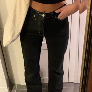 Svarta jeans från weekday  - Fina jeans från weekday med vita sömmar i modellen Row i storlek W24 L32 