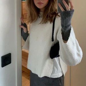 Vit stickad tröja - Vit superfin stickad tröja med slits på sidorna. Storlek s