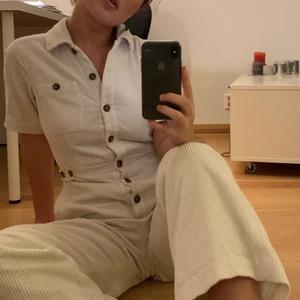 Manchester Jumpsuit  - Mitt bästa bästa favoritplagg som blivit alledels för tajt för mig efter viktuppgång 🥺🥺💗 (bilden är från 9 månader sedan). Vääärldens finaste jumpsuit superskön och går att styla på massa olika sätt. Från &Other stories💕Ordinarie pris 1000 :- buda privat ❤️