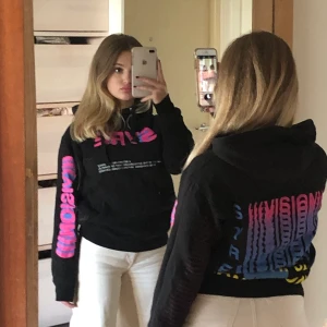 Jaden Smith Hoodie - Säljer nu min älskade Jaden Smith hoodie från hans märke MSFTSrep😭❤️  En galet snygg hoodie med unika tryck och bra kvalité. Köpt för 90$ 🙏 fråga mig ifall du vill ha bättre bilder på de olika trycken💋 sitter bäst på XS men passar även S