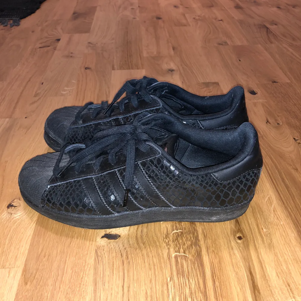 Skitsnygga adidas skor i coolt ormliknande skinn. Väldigt lite använda så i jättebra skick. . Skor.