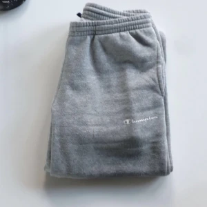 Champion byxor - Passar någon som är ca 155-162 lång. Köpta för något år sedan. Säljer då dom är för små.