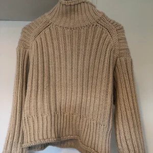 Stickad tröja med polokrage  - Stickad beige tröja med polokrage. Är i perfekt längd för mig som är 1,68.