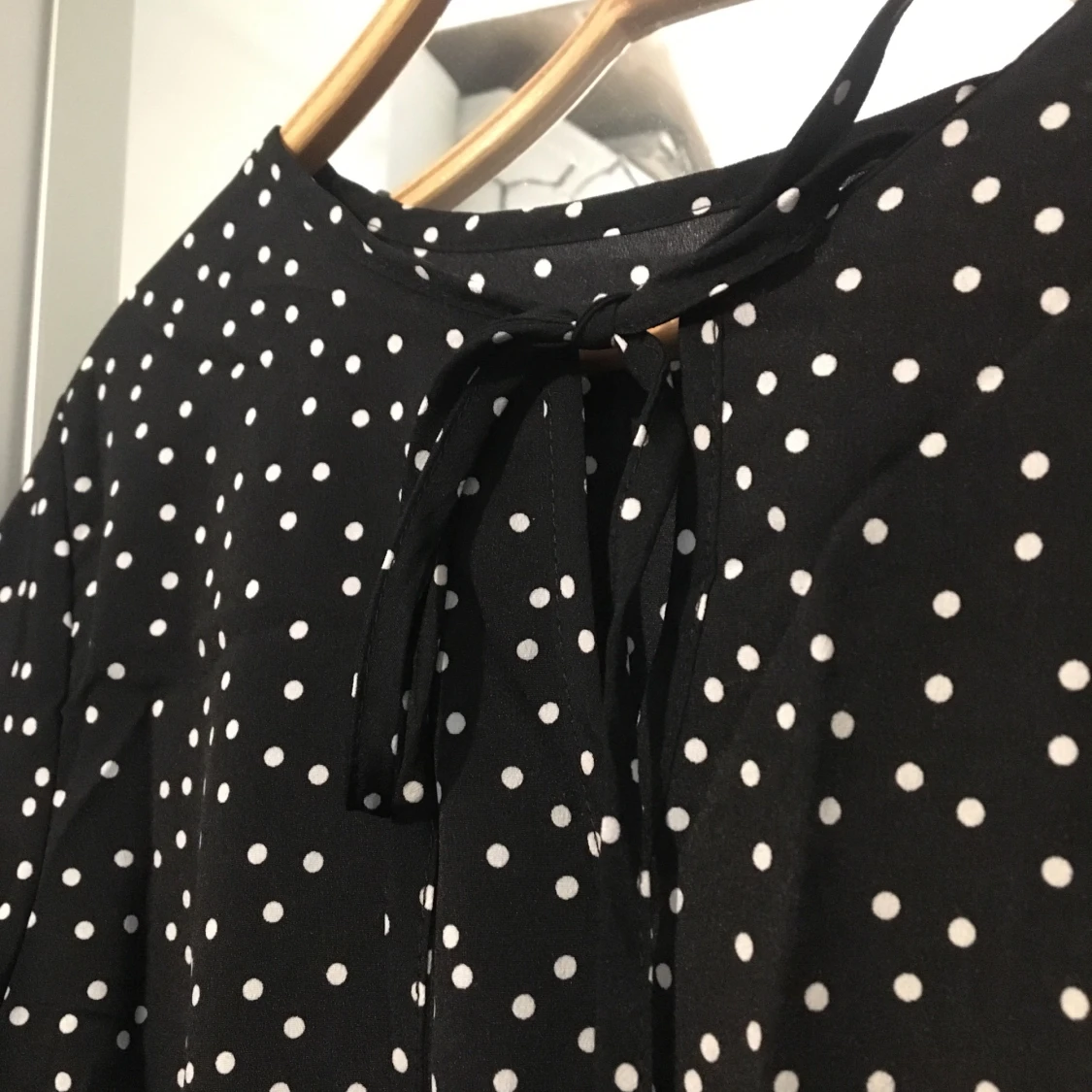 Svart prickig klänning  - 90