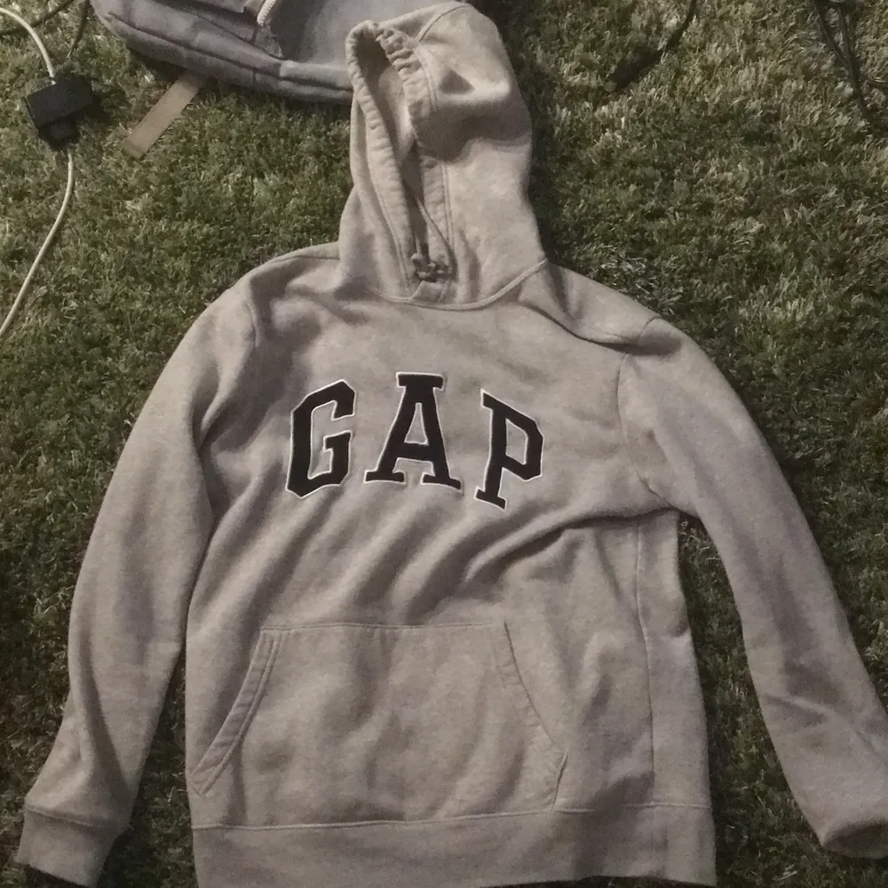 Grå Gap hoodie i storlek M har en liten fläck på fickan på magen men den syns knappt köpare står för frakt. Hoodies.