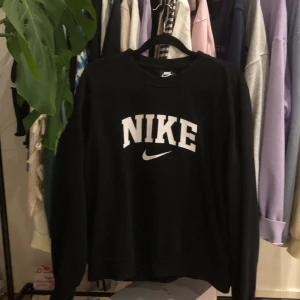 Nike sweatshirt - En svart Nike sweatshirt i storlek xs-m. Skriv om du är intresserad! Kan sälja direkt för 770kr inkl frakt. Budgivningen avslutas 18/10 kl 20:00