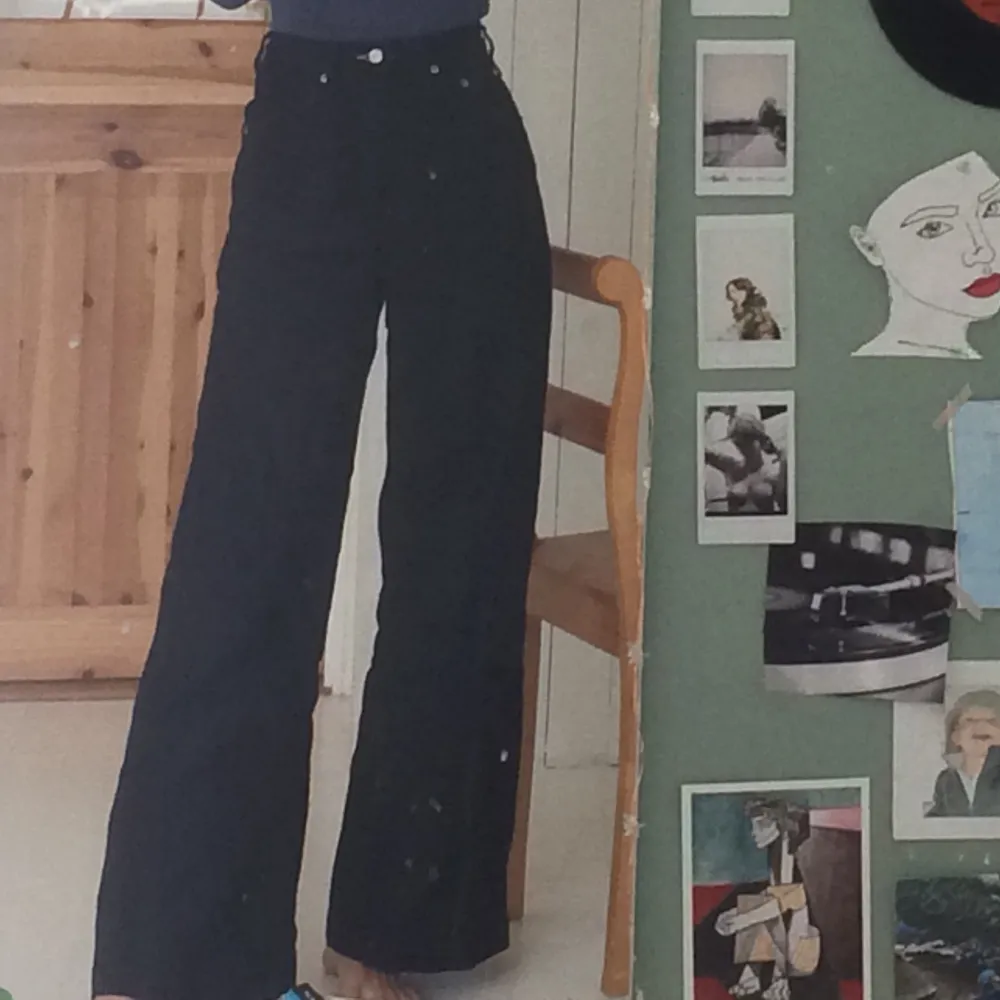 De snyggaste svarta jeansen från weekday i modellen Beat💓 Högmidjade med vida ben! Buda i kommentarerna, avslutas torsdag klockan 21. Fakt på 80 kr tillkommer. . Jeans & Byxor.