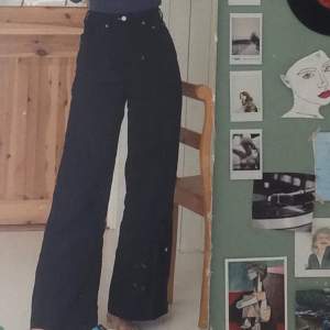 De snyggaste svarta jeansen från weekday i modellen Beat💓 Högmidjade med vida ben! Buda i kommentarerna, avslutas torsdag klockan 21. Fakt på 80 kr tillkommer. 