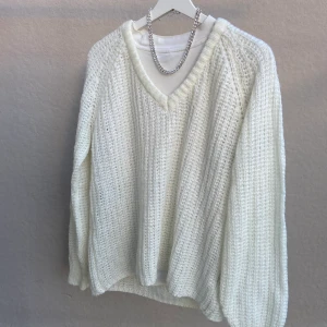 Stickad vit tröja - Säljer min vita stickade tröja i storlek S, skulle dock säga att den är mer oversized🤍 💫  Perfekt att ha en tröja under när de blir lite kallare ❄️ Tröjan är i nyskick ✨  Kontakta mig om du är intresserad, köparen står för frakten! 🚚 📦 