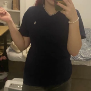 Ralph lauren tshirt - Marinblå tshirt från barnavdelningen men passar mig som är M 🥰inget fel på den