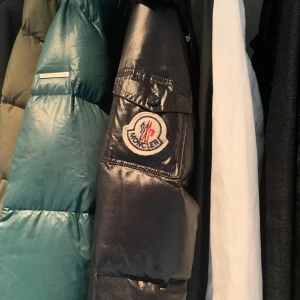 Moncler jacka - Nyskick, lite slitage på lapp men annars så gott som ny❤️bud från 2000 kr
