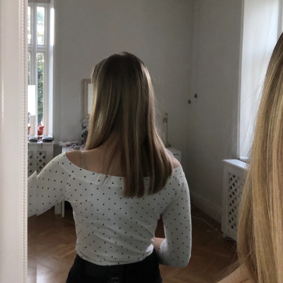 Vit tröja med svarta prickar  - 91