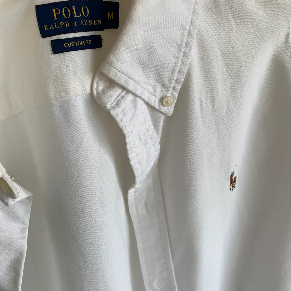 Vit Ralph Lauren skjorta i storlek M. Köpt i Ralph Lauren butik i Stockholm. Mycket bra skick, säljes pga används ej. Pris kan diskuteras. . Skjortor.