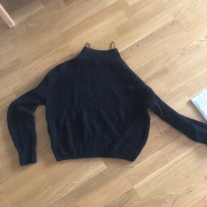Svart stickad tröja - Hög krage. Stolek:M.