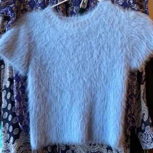 Fluffig zaratröja - En blå och fluffig tröja från zara, aldrig använd, inte riktigt min stil. Den har bara hängt i garderoben ett tag! Frakt tillkommer (bilden kommer från miss guided, de är väldigt lika, hittade inte Zaras egna produkt då den är slut) kan gärna skicka fler bilder!💙