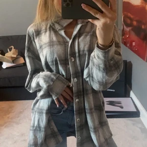 Skjortjacka strl S - Säljer denna ”skjortjackan” från Nelly, inga defekter och använd fåtal gånger. 120kr + 63kr frakt som gäller ❤️✨ (PS: bilderna är lånade men koftan är identisk)