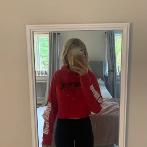 Hoodie - lite kortare hoodie ifrån H&M, köpt för 300kr och inte använd mycket och säljer för att jag använder den knappt. Ser ut som ny och är lika gosig inuti som vid köpet! 