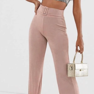 Byxor med skärp - Jättefina smutsrosa glittriga byxor, sitter tajt vid rumpan och midjan sedan är dom raklånga! Köparen står för frakt⭐️