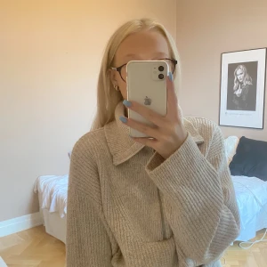Stickad tröja - En superfin tjock stickad tröja från H&M i bra kvalite. Super mysig nu till de kallare vädret. Storlek S. Köpare står för frakt 💛💛