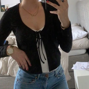 Svart kofta  - Denna supersöta svarta kofta från H&M, materialet är ganska tunnt och ribbat. Den är slutsåld online så fick ta en bild på samma kofta fast i vit. Köpte den för 150 kr. Frakten är inkluderad i priset! 