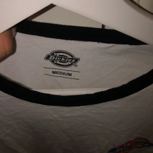 T-shirt  - En jättefin T-shirt från Dickies. Säljer för den inte kommer till användning. Köparen står för frakten!! 