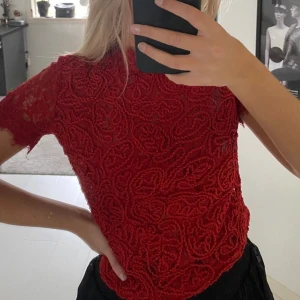 Röd Spets-topp från Zara  - En jättesnygg spetstopp från Zara i storlek S💕 Pris kan diskuteras 