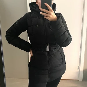 Vinterjacka från Hollies - Säljer denna snygga och jättevarmt jackan från Hollies då den är lite för liten för mig. Köpte den för 3 år sen för 2000kr men har endast använt typ en vinter, den är i jättefint skick och asvarm!⭐️ Kan mötas upp annars står köparen för frakt💛