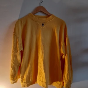 Tröja  - Skön tröja med söta detaljer av små figurer. Litet hål framtill, som knappt syns men kolla bild. Pris är diskuterbart. 