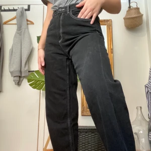 Svarta jeans - Intressekoll på mina svarta monkijeans med vita sömmar. Går ungefär till anklarna på mig som är 172. Skriv privat om du vill lägga bud eller är intresserad💖
