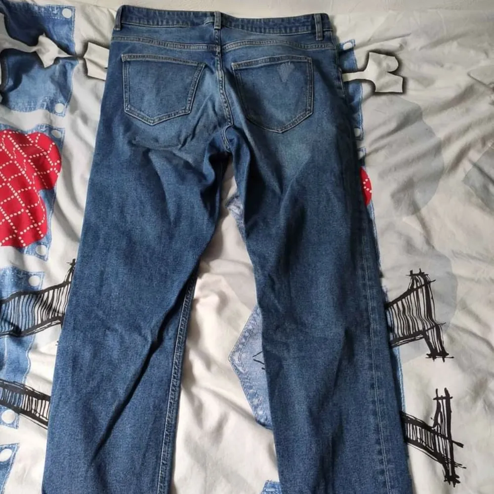 Jeans från Lindex! Använda en gång. Nyskick! Kan mötas upp i Hässelby vid köp av enbart denna vara. Kan mötas upp i Stockholm vid köp av minst två varor från min profil :). Jeans & Byxor.