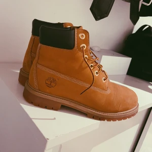 Timberland boots - Säljer dessa fina Timberland boots! Perfekta och varma till vintern, har inte används ofta. Säljer pga använder inte längre. Djur- och rökfritt hem