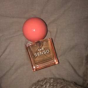 Caia Senso parfym - Oanvänd parfym från Caia, endast provad en gång. Säljer pga att doften inte riktigt är för mig. Nypris 595 kr men säljer för 400 💗 kan mötas upp i Stockholm! 