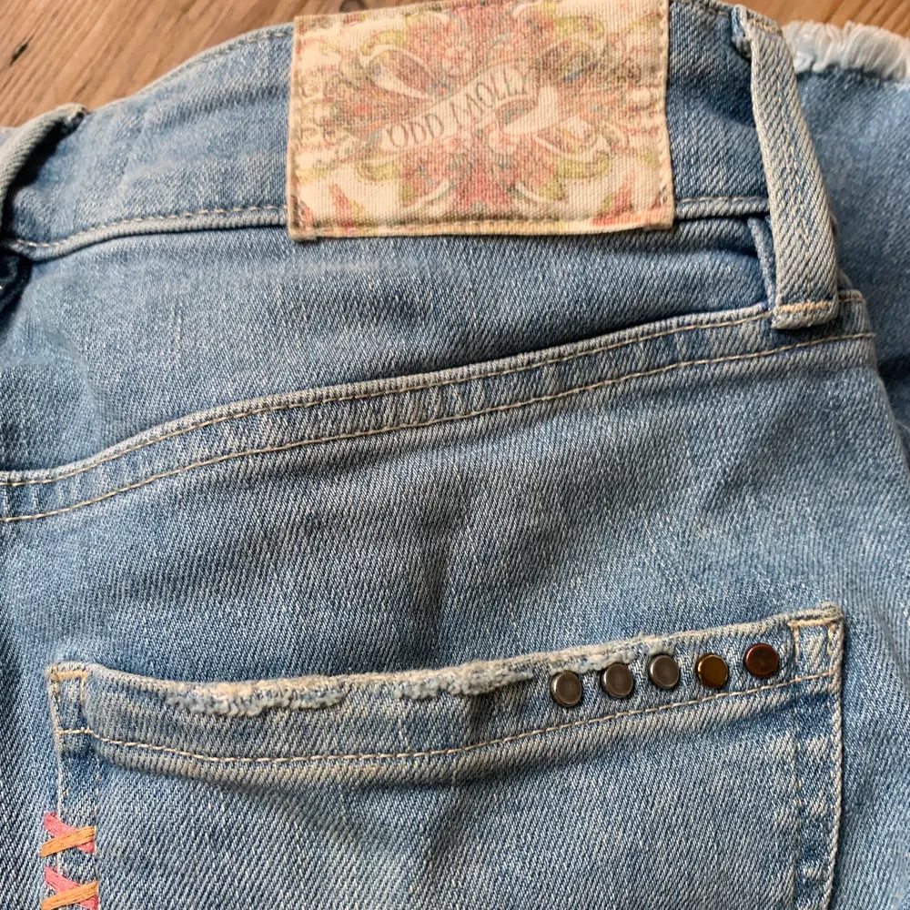 Ett par skit snygga jeans i modellen flare från Odd Molly. Är inte riktigt min stil därför jag säljer. Massa coola detaljer och knappt använda!!💕 köpare står för frakt kan annars mötas upp!. Jeans & Byxor.
