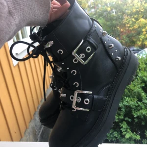 Kängor med silverdetaljer - Säljer dessa kängor med nitar och bälten på som passar superbra till i höst. Inköpta på Bershka i våras och endast använda ca 5-6 gånger efter det. Väldigt bra skick alltså:) buda från 250kr.