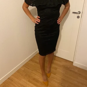 Svart spets klänning  - En svart spets klänning utan band rak vid bysten.klännignen finns även i marinblå  1för 300 eller båda för 500kr