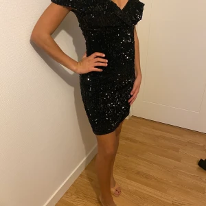 Svart paljett klänning  - En svart paljettklänning köpt i en fest butik i Istanbul använd 2 gånger  