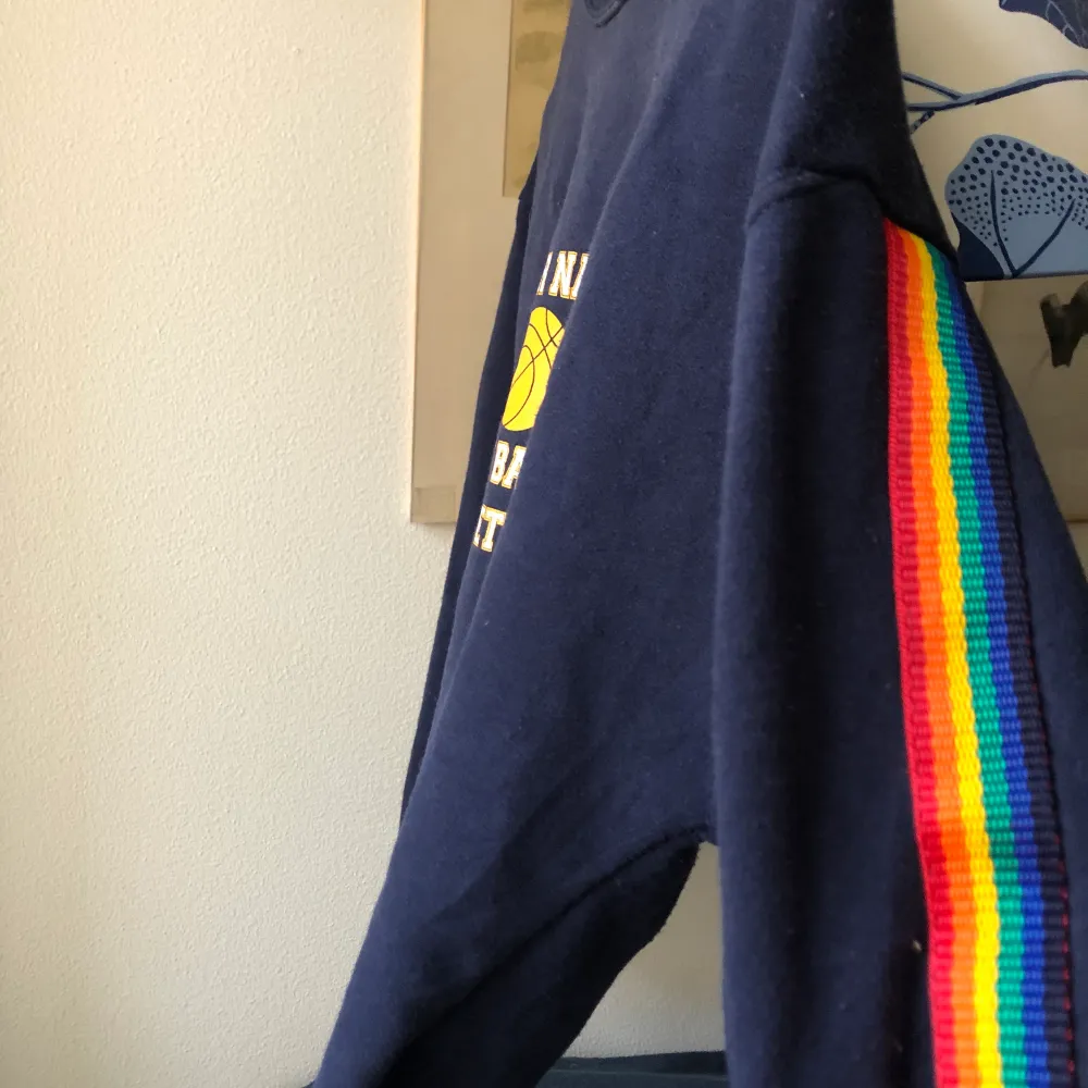 Croppad vintage sweatshirt från Urban outfitters. Bekväm och fin, men kommer inte till användning.. storlek M, men passar för mindre storlekar också!. Tröjor & Koftor.