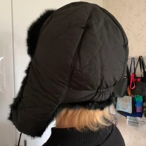 Svart mössa - Svart vintermössa. Fluffig innuti och superskön. Pris 40kr + frakt🌶