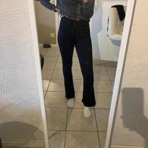 Svarta bootcut jeans - Snygga bootcut jeans från ginatricot. Dom är i bra skick. Frakten ingår inte