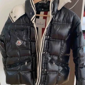 Moncler Jacka - Intressekoll på min älskade äkta vintage moncler jacka 🥺💞 Kan skicka fler bilder privat om det önskas. Pris kan diskuteras vid snabb affär!