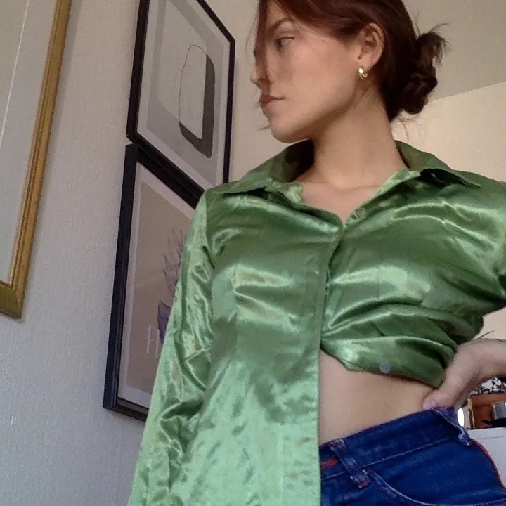 Skjorta i en SJUKT snygg grön färg! Monstera for reference:’—)Glansigt ballt material. Och ja, skjortan är snyggare när den är struken haha:((  Frakt ingår i priset!. Skjortor.