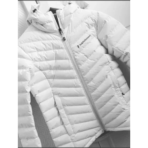 Vit peak performance jacka  - Hjälper min syster att sälja hennes jacka. Den är i väldigt bra skick, säljes pga att hon blev gravid & den inte passar henne mer! Priset kan diskuteras vid snabb affär! 