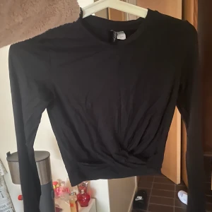 Tröja med knytning  - Fin oanvänd tröja med detaljer där nertill. Storlek xs. 