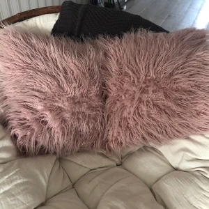 Fluffig kudde STOR - kudde från Hemtex i rosa fluff 