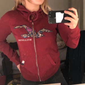 Hollister  - En kofta i en magisk vin rädd färg, med en fin ditalj. Extremt skönt och funkar att ha till myssdagar men även fin att ha på sig till vardags. Det är kofta som funkar i alla tillfällen !