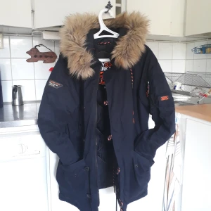 Superdry parka, herr, storlek M - Säljer min Superdryparka, har knappt använts under de två år jag haft den så den är i gott skick. Inköpspriset var 1.800kr men är nöjd om jag får 550kr för den. Kan mötas för en snabb affär lite vartsom i Stockholm.