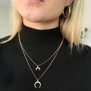 Ribbad polo tröja strl L - En simpel svart tröja med krage, väldigt strechig och skön, det är stolek L och är lite längre än vad som syns på bild, den går lite nedanför rumpan på mig, jag är 170cm. Super snygg och har endast använt 2-3 gånger så bra skick :)  frakt betalas av köparen.