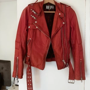 Jofama skinnjacka - Stl 34  - Superfin skinnjacka från Jofama by Kenza i storlek 34. Fin röd färg, figursydd och sitter som en smäck. Säljer på grund av att jag tyvärr har vuxit ur den!                                                          Nypris - 3999 kr ⚡️❤️