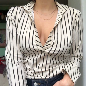 Randning supersmickrande topp!  - Wow asså denna topp highlighter brösten så himla fint! Har dragkedja på sidan så sitter tajt men bekvämt😍 säljer pga liiite liten runt bysten. Satt pris eller högst bjudande gäller! Köparen står för frakt💞 