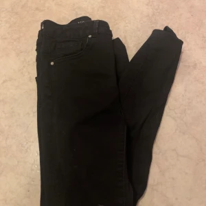 Bikbok högmidjade jeans med strech - Storlek M, stretchiga och super bekväma! 